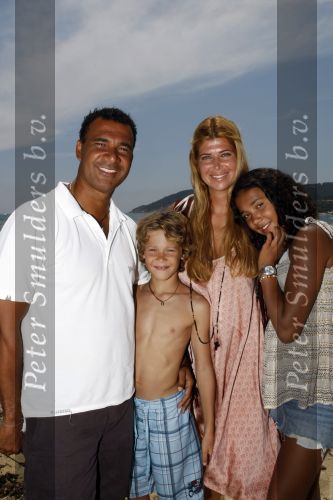Sant Tropez 27 juni 2009
Ruud Estelle Joelle en Maxim Gullit op vakantie in St Tropez.
Peter Smulders bv