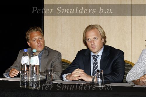 Amsterdam 1 juli 2009
Robert Schoemacher en zijn vader Matthijs tijdens persconferentie in het hilton hotel waar ze bekendmaken dat de familie Malenstein van de Bergmann kliniek 
hun kliniek overgenomen heeft.  Wel blijven ze werken voor hen.
Peter Smulders bv