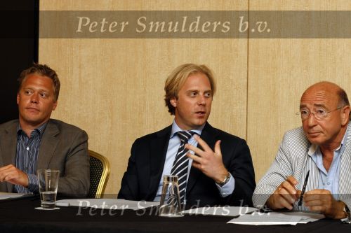 Amsterdam 1 juli 2009
Robert Schoemacher en zijn vader Matthijs tijdens persconferentie in het hilton hotel waar ze bekendmaken dat de familie Malenstein van de Bergmann kliniek 
hun kliniek overgenomen heeft.  Wel blijven ze werken voor hen.
Peter Smulders bv