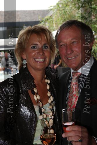 Naarden Vesting, 7 Juni 2009
Perspresentatie van nieuwe produkten Jan des Bouvries en Monique des Bouvrie en Paul Fagel in het Arsenaal.
Frank Wentink met zijn vriendin
Foto Peter Smulders BV