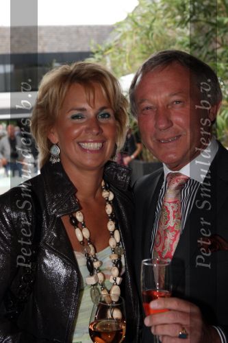 Naarden Vesting, 7 Juni 2009
Perspresentatie van nieuwe produkten Jan des Bouvries en Monique des Bouvrie en Paul Fagel in het Arsenaal.
Frank Wentink met zijn vriendin
Foto Peter Smulders BV
