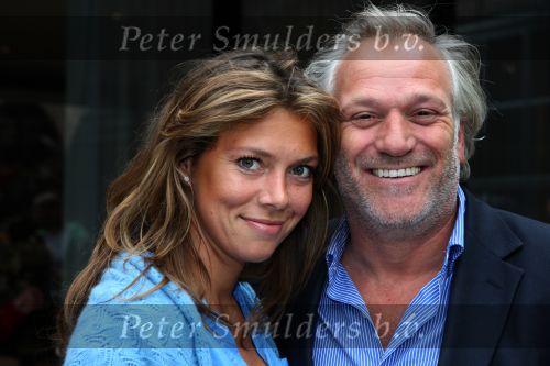 Naarden Vesting, 7 Juni 2009
Perspresentatie van nieuwe produkten Jan des Bouvries en Monique des Bouvrie en Paul Fagel in het Arsenaal.
Frank Wisse met zijn vriendin
Foto Peter Smulders BV
