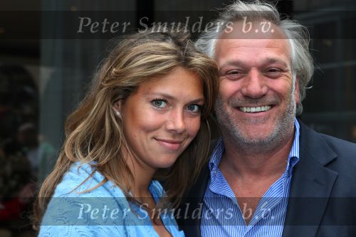 Naarden Vesting, 7 Juni 2009
Perspresentatie van nieuwe produkten Jan des Bouvries en Monique des Bouvrie en Paul Fagel in het Arsenaal.
Frank Wisse met zijn vriendin
Foto Peter Smulders BV
