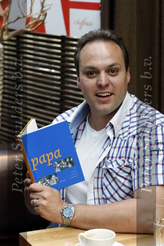 Amsterdam 12 juni 2009
Papa van het jaar verkiezing met Frans Bauer en Koertjan de Bruin met zijn vriendin Charlotte en dochter.
Peter Smulders bv