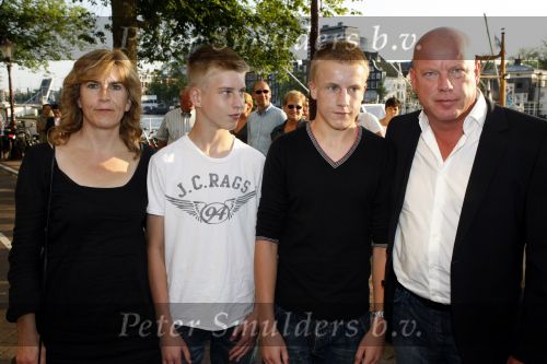 Amsterdam 6 augustus 2009
Premiere circus Stiletto in Carre. Frits Wester met vrouw en kinderen
Peter Smulders bv