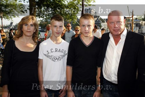 Amsterdam 6 augustus 2009
Premiere circus Stiletto in Carre. Frits Wester met vrouw en kinderen
Peter Smulders bv