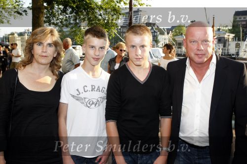Amsterdam 6 augustus 2009
Premiere circus Stiletto in Carre. Frits Wester met vrouw en kinderen
Peter Smulders bv