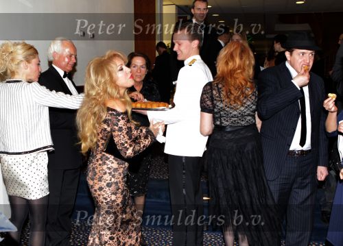Amsterdam, 28 Februari 2010
Modeshow Paul Schulten in het Okura Hotel.
Na de show een incident tussen journalist Ger Lammens en Patricia Paay.
Paay plette een warme bitterbal op het hoofd van Lammens
Foto Peter Smulders BV