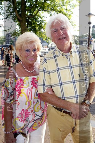 Amsterdam 6 augustus 2009
Premiere circus Stiletto in Carre. Gerard Cox met vriendin
Peter Smulders bv