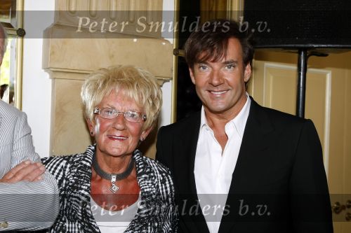 Amsterdam 30 juni 2009
Presentatie wassen beeld Madame tussaud van Gerard Joling bij het amstel hotel. Gerard met moeder en zus
Peter Smulders bv