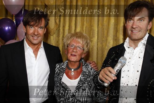 Amsterdam 30 juni 2009
Presentatie wassen beeld Madame tussaud van Gerard Joling bij het amstel hotel. Gerard met moeder en zus
Peter Smulders bv
