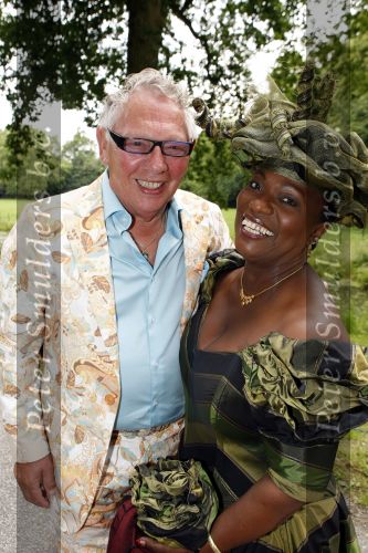 Breukelen 17 juni 2009
Haringparty op Neijenrode. Gerda Havertong met man
Peter Smulders bv