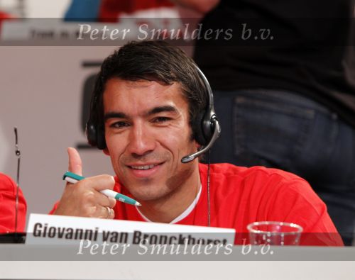 Hilversum 21 januari 2010
Rtl SBS en de NOS hebben samen een tv programma en aktie in elkaar gedraaid om zoveel mogelijk geld op te halen voor giro 55 ten bate van Haiti. Giovanni v Bronckhorst
Peter Smulders bv