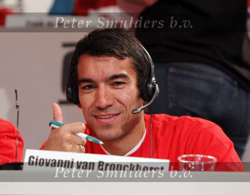 Hilversum 21 januari 2010
Rtl SBS en de NOS hebben samen een tv programma en aktie in elkaar gedraaid om zoveel mogelijk geld op te halen voor giro 55 ten bate van Haiti. Giovanni v Bronckhorst
Peter Smulders bv