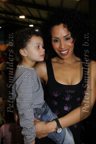 Hoofddorp 3 februari 2010
Presentatie romper tbv stop kindermisbruik bij happy kids in hoofddorp. Glennis Grace met zoontje Anthony en vriedn Moos
Peter Smulders bv
