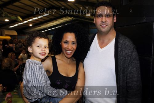 Hoofddorp 3 februari 2010
Presentatie romper tbv stop kindermisbruik bij happy kids in hoofddorp. Glennis Grace met zoontje Anthony en vriedn Moos
Peter Smulders bv