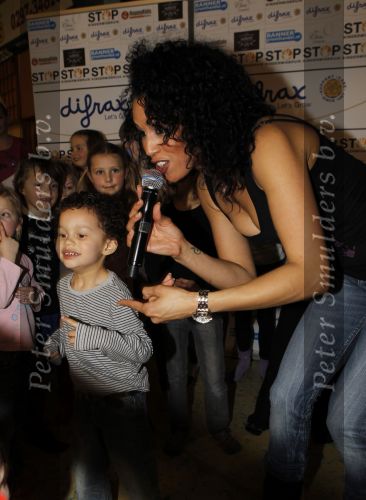 Hoofddorp 3 februari 2010
Presentatie romper tbv stop kindermisbruik bij happy kids in hoofddorp. Glennis Grace met zoontje Anthony en vriedn Moos
Peter Smulders bv