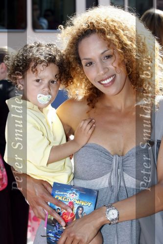 Amsterdam 4 juli 2009
Premiere van Mega Mindy in Tuschinski. Glennis Grace met zoon Anthony
Peter Smulders bv
