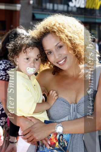 Amsterdam 4 juli 2009
Premiere van Mega Mindy in Tuschinski. Glennis Grace met zoon Anthony
Peter Smulders bv