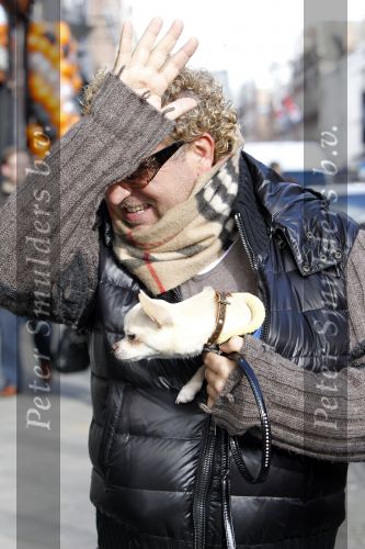 Amsterdam 6 maart 2010
Gordon met zijn hondje op de pc. Gordon verbergt zich achter zijn arm.
Peter Smulders bv