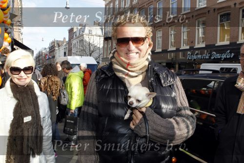 Amsterdam 6 maart 2010
Gordon met zijn hondje op de pc. Gordon verbergt zich achter zijn arm.
Peter Smulders bv