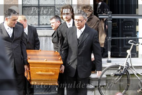Amsterdam 17 maart 2010
De kist van hans v Mierlo wordt van zijn huis naar de rode hoed gebracht. Zijn vrouw Connie palmen en zijn kinderen zijn daarbij aanwezig.
Peter Smulders bv