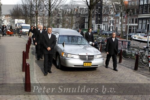 Amsterdam 17 maart 2010
De kist van hans v Mierlo wordt van zijn huis naar de rode hoed gebracht. Zijn vrouw Connie palmen en zijn kinderen zijn daarbij aanwezig.
Peter Smulders bv