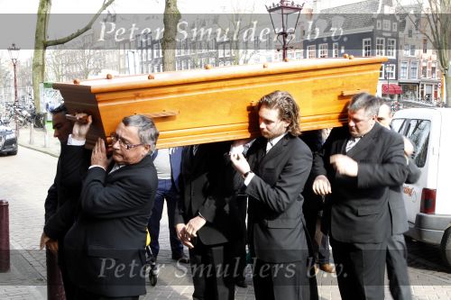 Amsterdam 17 maart 2010
De kist van hans v Mierlo wordt van zijn huis naar de rode hoed gebracht. Zijn vrouw Connie palmen en zijn kinderen zijn daarbij aanwezig.
Peter Smulders bv