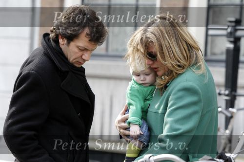 Amsterdam 17 maart 2010
De kist van hans v Mierlo wordt van zijn huis naar de rode hoed gebracht. Zijn vrouw Connie palmen en zijn kinderen zijn daarbij aanwezig.
Peter Smulders bv