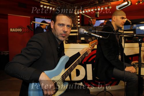 Hilversum 21 januari 2010
Rtl SBS en de NOS hebben samen een tv programma en aktie in elkaar gedraaid om zoveel mogelijk geld op te halen voor giro 55 ten bate van Haiti. Bas gitarist van Kane die ook een kindje uit Haiti heeft geadopteerd
Peter Smulders bv