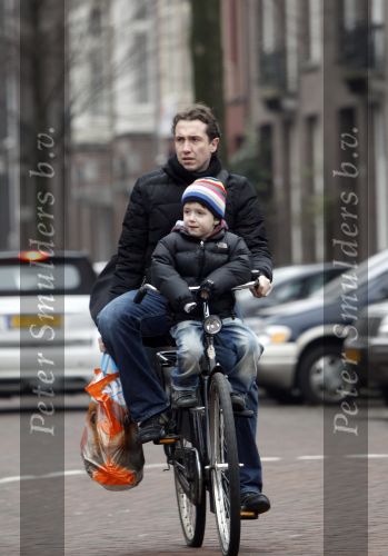 Amsterdam 6 februari 2010
Jacob Derwig met zoontje op de fiets.
Peter Smulders bv