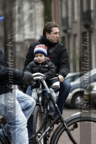 Amsterdam 6 februari 2010
Jacob Derwig met zoontje op de fiets.
Peter Smulders bv