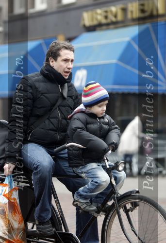 Amsterdam 6 februari 2010
Jacob Derwig met zoontje op de fiets.
Peter Smulders bv