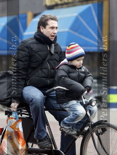 Amsterdam 6 februari 2010
Jacob Derwig met zoontje op de fiets.
Peter Smulders bv