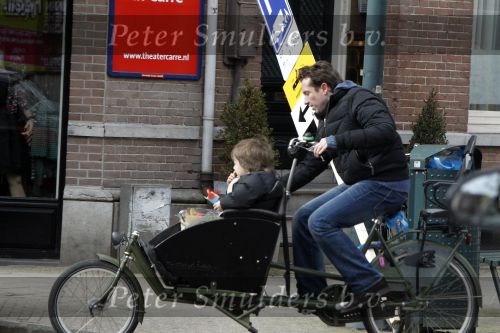 Amsterdam 10 maart 2010
Jacob Derwig met zoon in bakfiets.
Peter Smulders bv