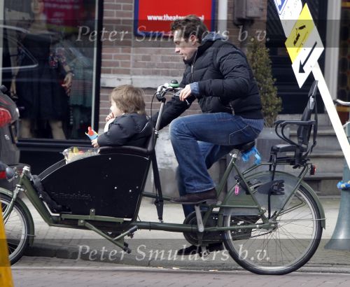 Amsterdam 10 maart 2010
Jacob Derwig met zoon in bakfiets.
Peter Smulders bv