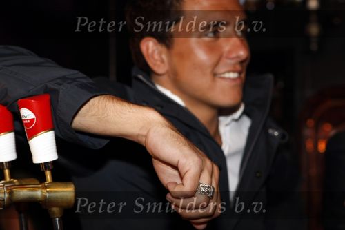 Amsterdam 3 juni 2009
Jan Smit draagt nog steeds de Buddha to Buddha ring die hij en Yolanthe samen voor elkaar gekocht hebben als teken voor hun eeuwige liefde voor elkaar.
Peter Smulders bv