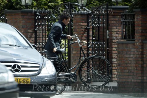 Volendam 5 juni 2009
Jan Smit op zijn omafiets bij zijn huis.
Peter Smulders bv