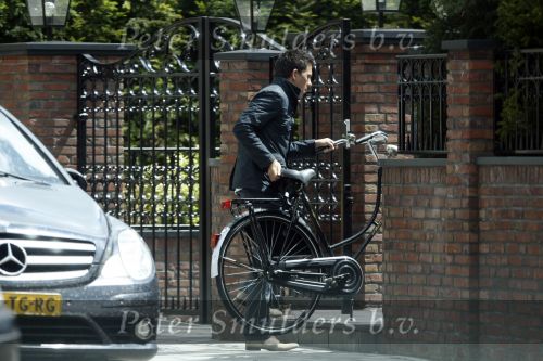 Volendam 5 juni 2009
Jan Smit op zijn omafiets bij zijn huis.
Peter Smulders bv