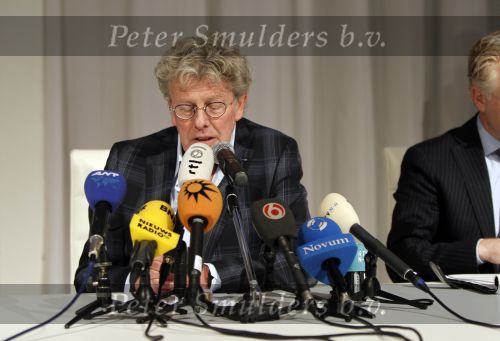 Naarden Vesting 11 maart 2010
Jan des Bouvrie geeft bij het arsenaal een persconferentie inzake zijn arrestatie door de politie.
Peter Smulders bv