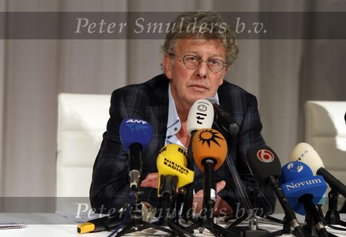 Naarden Vesting 11 maart 2010
Jan des Bouvrie geeft bij het arsenaal een persconferentie inzake zijn arrestatie door de politie.
Peter Smulders bv