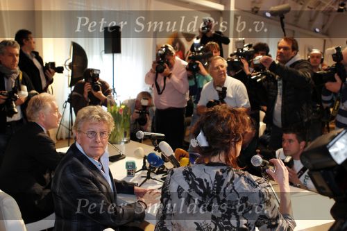 Naarden Vesting 11 maart 2010
Jan des Bouvrie geeft bij het arsenaal een persconferentie inzake zijn arrestatie door de politie.
Peter Smulders bv