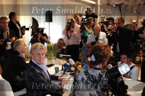 Naarden Vesting 11 maart 2010
Jan des Bouvrie geeft bij het arsenaal een persconferentie inzake zijn arrestatie door de politie.
Peter Smulders bv