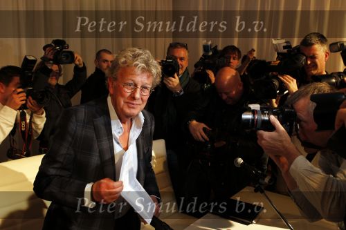 Naarden Vesting 11 maart 2010
Jan des Bouvrie geeft bij het arsenaal een persconferentie inzake zijn arrestatie door de politie.
Peter Smulders bv