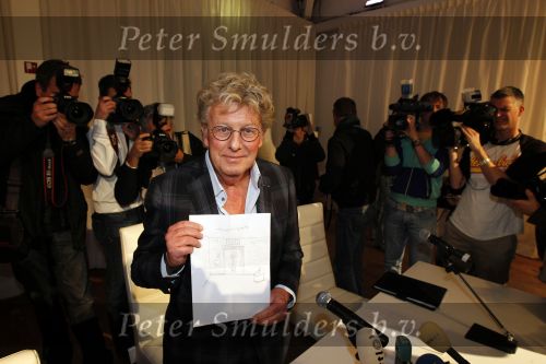 Naarden Vesting 11 maart 2010
Jan des Bouvrie geeft bij het arsenaal een persconferentie inzake zijn arrestatie door de politie.
Peter Smulders bv