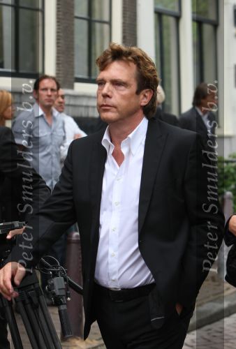 Amsterdam, 27 Juni 2009
Begrafenis Bolle Jan ( Jan Froger
John de Mol Jr. met zijn vriendin
Foto Peter Smulders BV