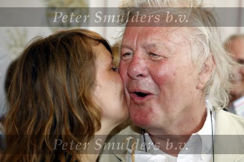 Amsterdam 25 juni 2009
Opening galerie van Josine v Dalsum. Josine kwam in rolstoel en was erg emotioneel. Haar man John v d Rest deed het woord. John met zijn schoondochter
Peter Smulders bv