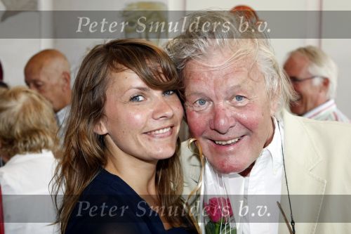 Amsterdam 25 juni 2009
Opening galerie van Josine v Dalsum. Josine kwam in rolstoel en was erg emotioneel. Haar man John v d Rest deed het woord. John met zijn schoondochter
Peter Smulders bv