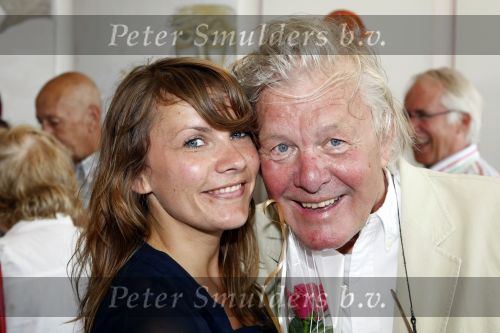 Amsterdam 25 juni 2009
Opening galerie van Josine v Dalsum. Josine kwam in rolstoel en was erg emotioneel. Haar man John v d Rest deed het woord. John met zijn schoondochter
Peter Smulders bv