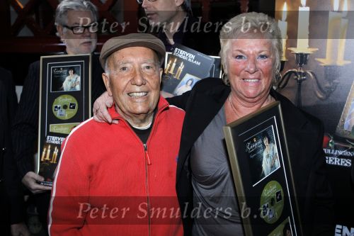 Leiden 19 januari 2010
Presenatie boek van de zangeres zonder naam geschreven door Ben Holthuis en de nieuwe cd. Johnny Hoes en een nicht van Mary Servaes
Peter Smulders bv